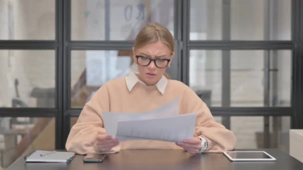 Jonge Vrouw Voelt Zich Van Streek Tijdens Het Lezen Van — Stockvideo