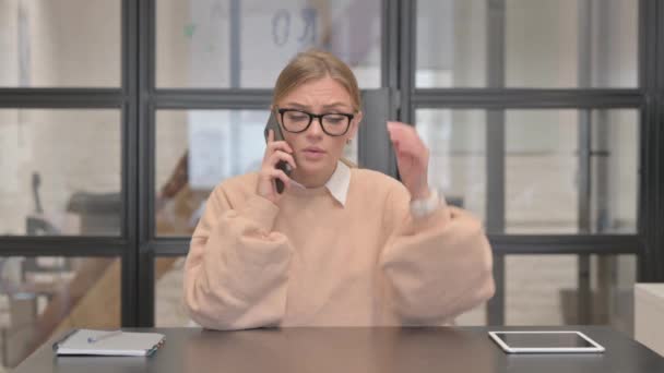 Злая Молодая Женщина Разговаривает Телефону Офисе — стоковое видео