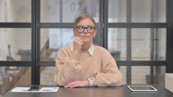 オフィスに座っている高価な若い女性 — ストック動画
