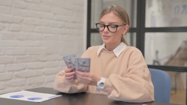 Jovem Mulher Contando Dinheiro Escritório — Vídeo de Stock