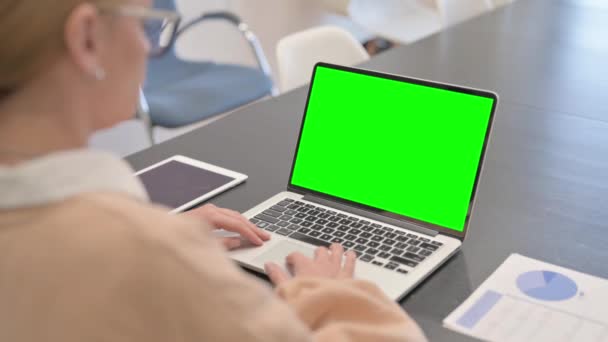 Женщина Работает Ноутбуке Зеленым Экраном — стоковое видео