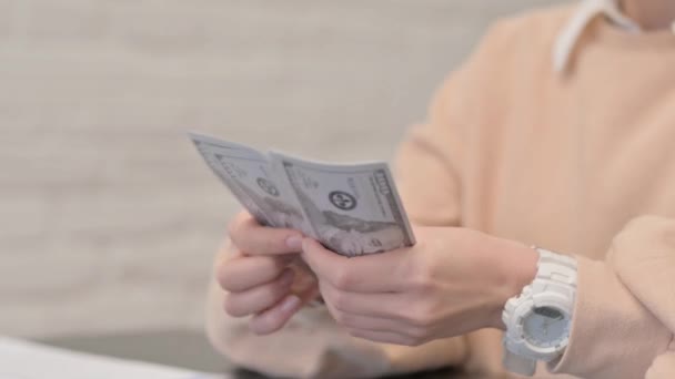 Großaufnahme Weiblicher Hände Beim Geldzählen — Stockvideo
