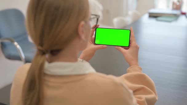 Mulher Segurando Telefone Com Tela Verde — Vídeo de Stock