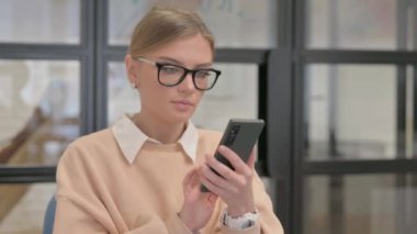 Ofiste telefon kullanan genç kadının portresi