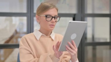 Tablet kullanan Genç Kadın Portresi