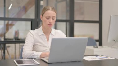 Olgun İş Kadını Ofisteki Dizüstü bilgisayarında Kaybından Şok Oldu