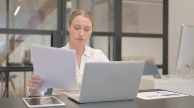 Çevrimiçi Belgeler Üzerinde Çalışırken Olgun İş Kadını ÜzgünComment