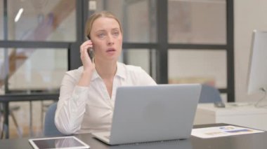 Kızgın Olgun İş Kadını Telefonda Tartışıyor