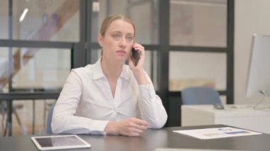 Olgun İş Kadını Ofiste Telefonda Konuşuyor