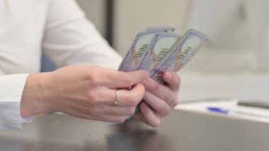 Ofiste Para Sayma Elleri Kapat