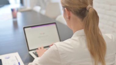 Bilgisayarda Çalışan İş Kadınının Arka Görünümü