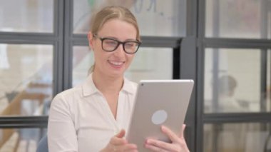 Tablette Video Sohbeti Yapan Olgun İş Kadını Portresi