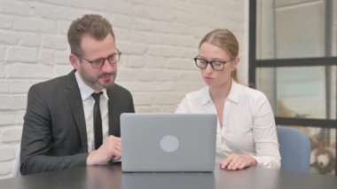 tartışırken iş adamları iş üstünde laptop