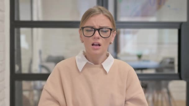 怒っている若い女性の肖像画 — ストック動画