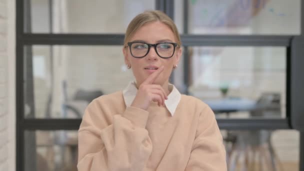Portrét Pensive Young Woman Myšlení Nový Nápad — Stock video