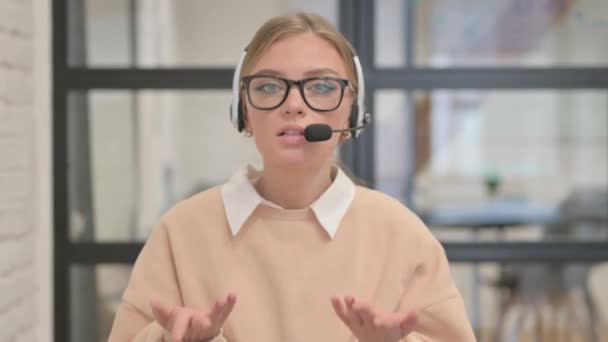 带耳机与顾客交谈的年轻女性的肖像 — 图库视频影像