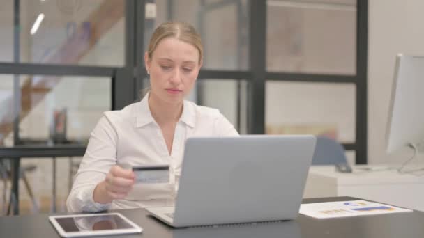 Зріла Бізнес Жінка Покупки Онлайн Ноутбуці Офісі — стокове відео