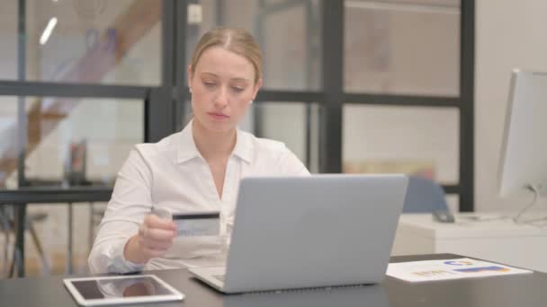 Dojrzałe Biznes Kobieta Zdenerwowany Zakupy Online Awaria Laptopie — Wideo stockowe