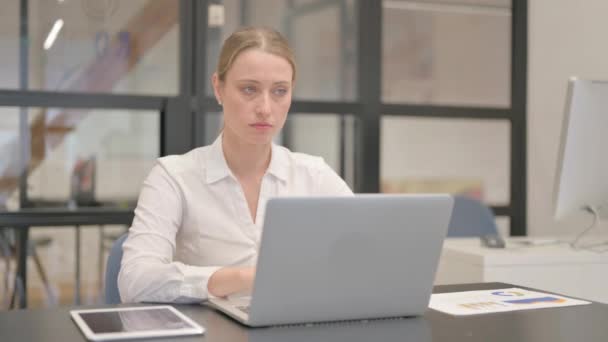 Kciuki Dół Przez Dojrzałe Business Woman Korzystanie Laptop — Wideo stockowe