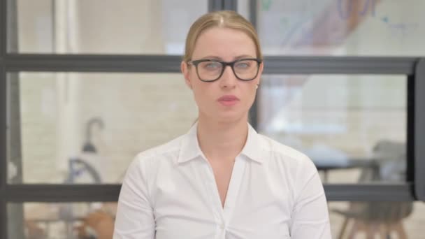 Portrét Tense Mature Business Woman Denial — Stock video