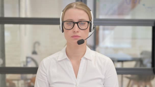 呼叫中心配戴耳机的成年妇女 — 图库视频影像