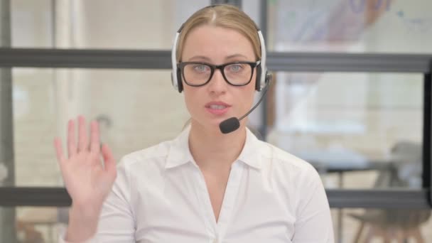 Reife Frau Mit Headset Spricht Mit Kunden — Stockvideo