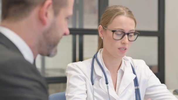 Närbild Kvinnliga Läkare Talar Med Manliga Patienten — Stockvideo