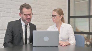 İş yerindeki İş Adamlarından Çevrimiçi Sohbet