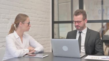 İş Adamı İş yerinde Kadın Takım Arkadaşı ile Konuşuyor