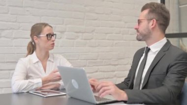 İş adamları ofiste iş tartışıyor