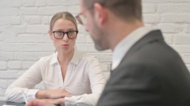 Olgun İş Kadını İş Ortağıyla Konuşuyor