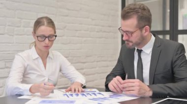 Belgeler Üzerinde Çalışan İş Adamlarının Kapanışı