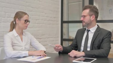 İşadamı Ofisteki Kadına Para Veriyor