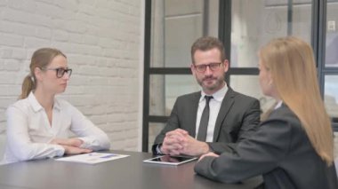 İş Adamı Kadın Çalışanlarla Konuşuyor