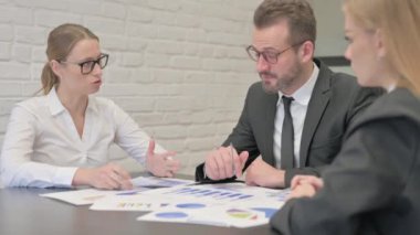 Ofiste Evrak İşleri yapan İş Adamları