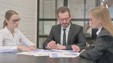 İş Adamı Takım Arkadaşlarıyla Belgeleri Tartışıyor