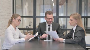 Toplantıda İş Adamları İş Raporunu Tartışıyor