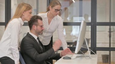 İş Adamları Bilgisayarda Çevrimiçi Kayıp 'a Tepki Veriyor
