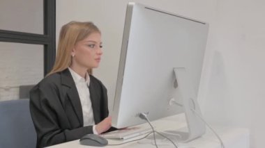 Masaüstünde Çalışırken Kamerayı Gösteren İş Kadını