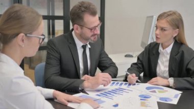 İş Adamı Meslektaşlarıyla Yıllık İş Raporu Üzerinde Çalışıyor