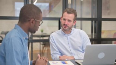 İşadamı Ofiste Erkek İşçiyle Konuşuyor