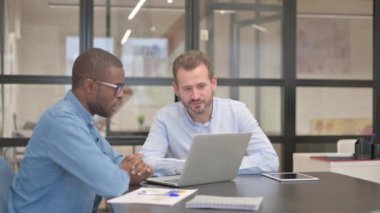 İşadamı Ofiste Erkek İşçiyle Konuşuyor