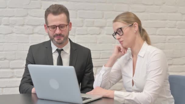 Geschäftsmann Stellt Weiblichen Kollegen Businessplan Auf Laptop Vor — Stockvideo