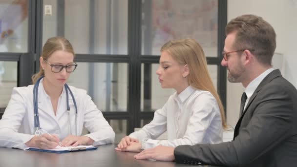 Jeune Couple Parlant Avec Une Femme Médecin Clinique — Video