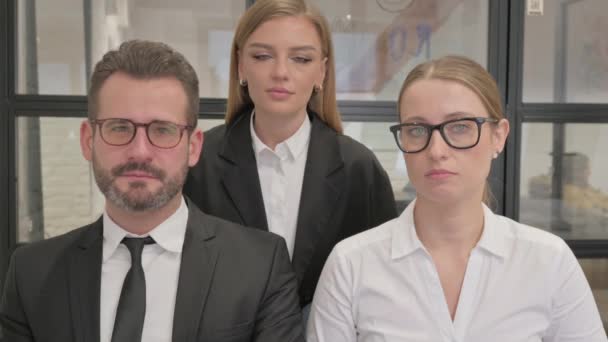 사무실에서 심각한 비즈니스 사람들의 초상화 — 비디오