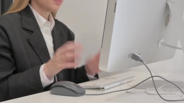 沮丧时期从事计算机工作的愤怒女商人的近照 — 图库视频影像