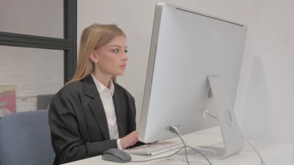 Business Woman Που Εργάζονται Στην Επιφάνεια Εργασίας Στο Γραφείο — Αρχείο Βίντεο