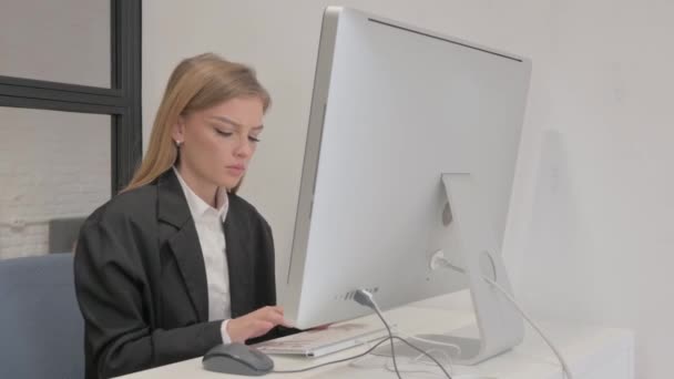 Business Woman Σοκαρίστηκε Από Την Απώλεια Στην Επιφάνεια Εργασίας — Αρχείο Βίντεο