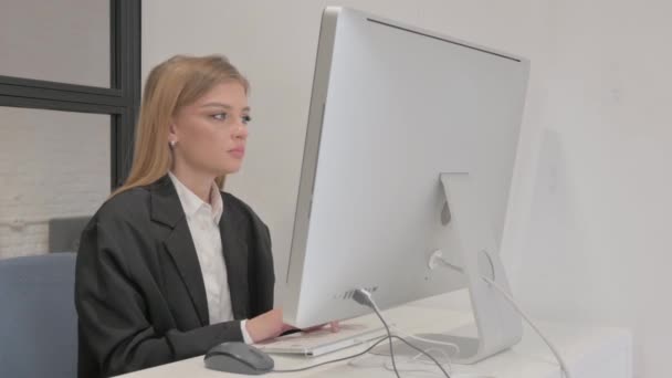 Femme Affaires Regardant Caméra Tout Travaillant Sur Ordinateur Dans Office — Video