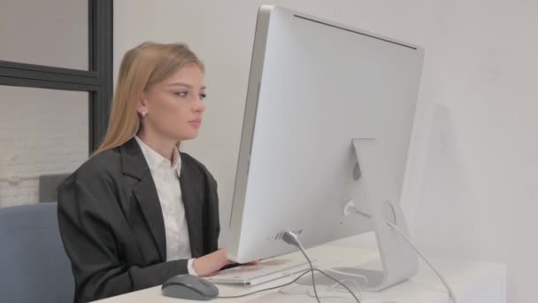 Επιχειρηματική Γυναίκα Άρνηση Ενώ Εργάζονται Υπολογιστή — Αρχείο Βίντεο